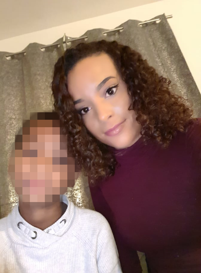 Rena F. ist dankbar über die Hilfe von Fremden, die sie bekam, nachdem sie nach einer Panikattacke am Busbahnhof zusammenbrach. Auch ihr neunjähriger Sohn handelte geistesgegenwärtig. Rena F. ist dankbar über die Hilfe von Fremden, die sie bekam, nachdem sie nach einer Panikattacke am Busbahnhof zusammenbrach. Auch ihr neunjähriger Sohn handelte geistesgegenwärtig.