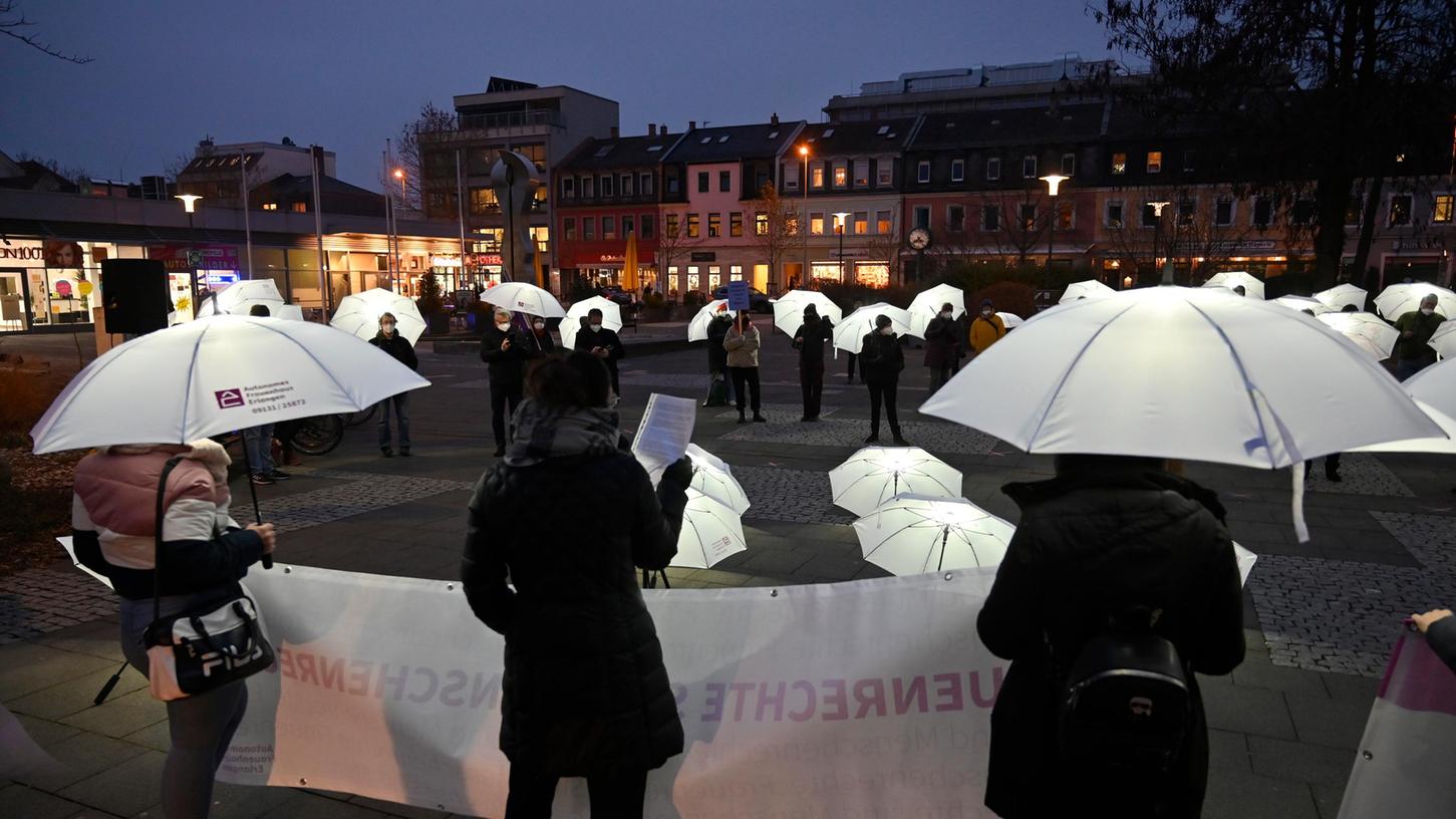 Mit einer "Schirmaktion" zum Internationalen Tag gegen Gewalt an Frauen gingen Frauen in Erlangen am 25. November auf die Straße.