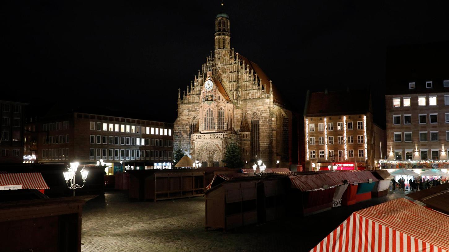 Statt der festlichen Budenstadt sind am Abend auf dem Hauptmarkt verlassene Holzhütten zu sehen.