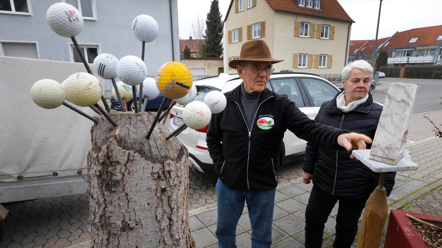 Die Golfbälle für den "Wirrkopf" fand Ludwig Schmidkonz auf einem Acker. Mit seiner Partnerin Regina Flicka gestaltete er daraus ein Kunstwerk. Die Golfbälle für den "Wirrkopf" fand Ludwig Schmidkonz auf einem Acker. Mit seiner Partnerin Regina Flicka gestaltete er daraus ein Kunstwerk.