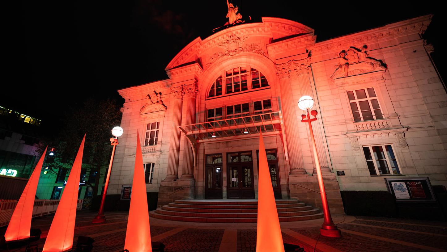 Das Theater erstrahlt in Orange - als Mahnung gegen Gewalt.