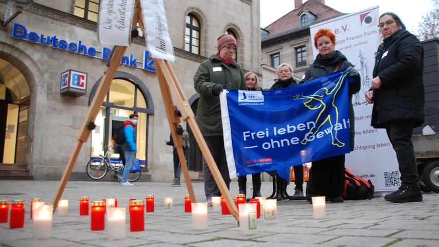 Am Drei-Herren-Brunnen gab es eine Mahnwache mit Kerzen.