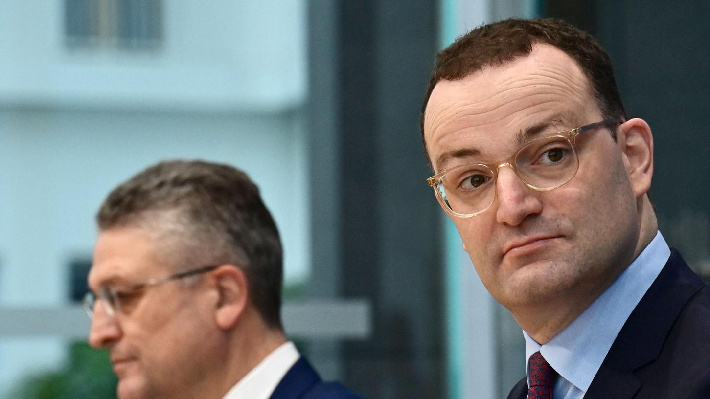 Der Geschäftsführende Bundesgesundheitsminister, Jens Spahn (r), auf einer Pressekonferenz am 26. November zusammen mit RKI-Präsident Lothar Wieler. Der Geschäftsführende Bundesgesundheitsminister, Jens Spahn (r), auf einer Pressekonferenz am 26. November zusammen mit RKI-Präsident Lothar Wieler.