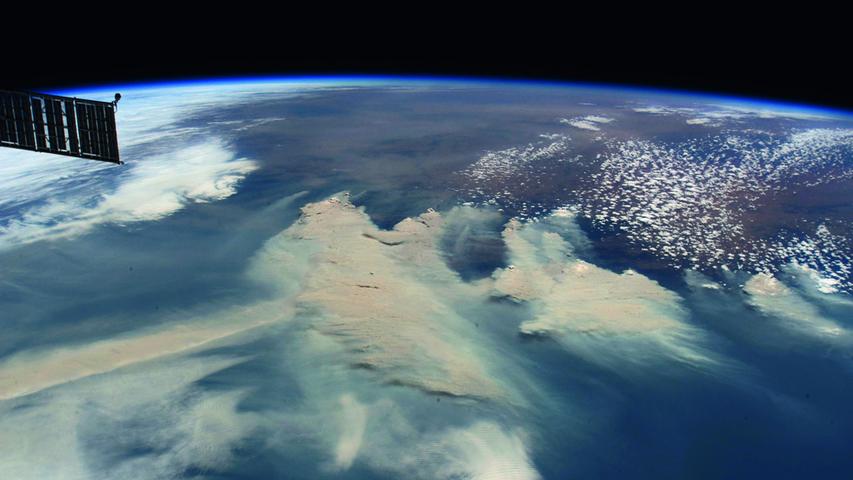 Die Rauchwolken der Buschbrände, die Anfang 2020 von Südostaustralien über die Tasmansee zogen, aus Sicht der Raumstation ISS. Auch Waldbrände häufen sich und bringen schädliche Gase in die Atmosphäre ein.
 
