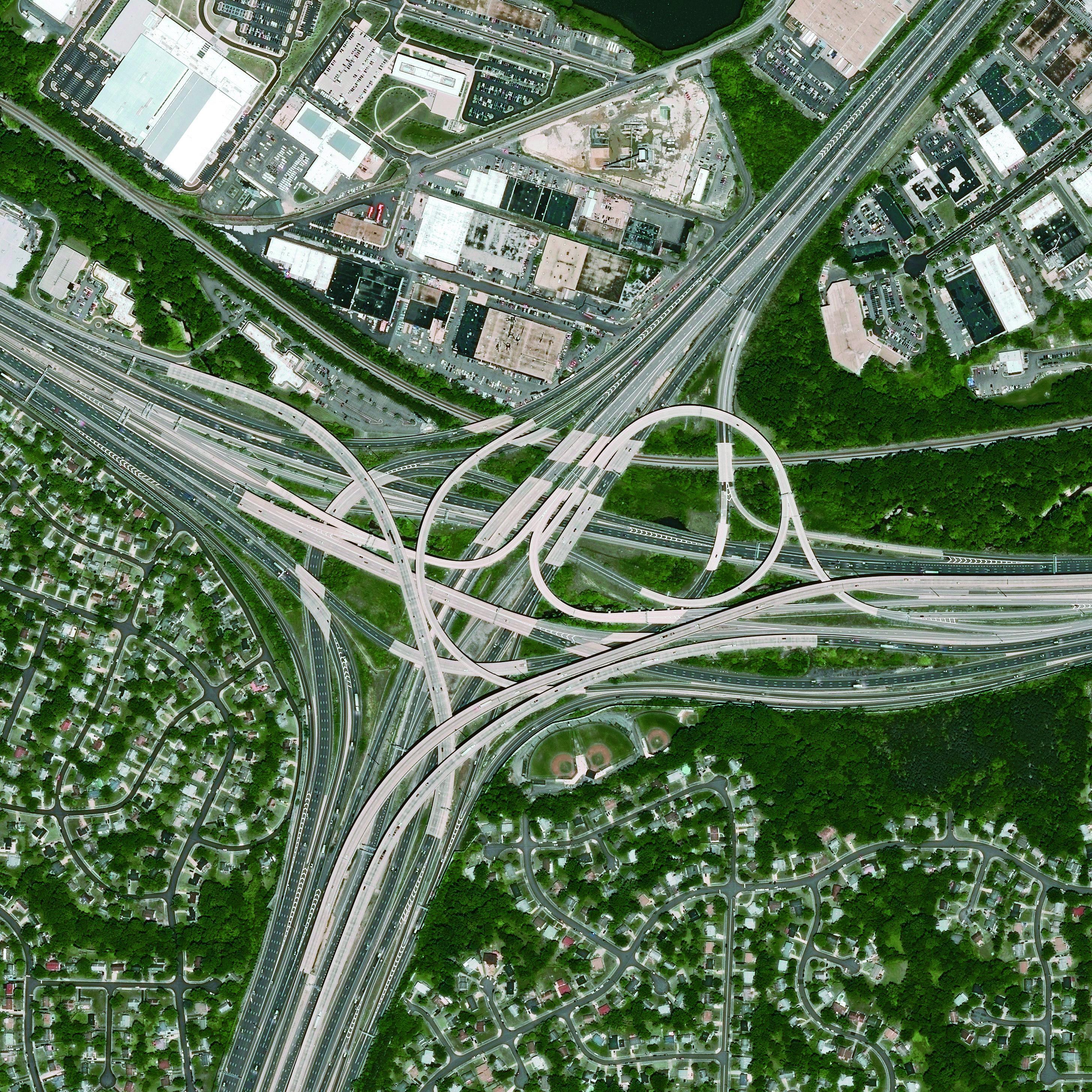 Verkehrsknoten der US-Stadt Springfield. Verkehr treibt den Klimawandel an, Straßen fressen Grünflächen.  