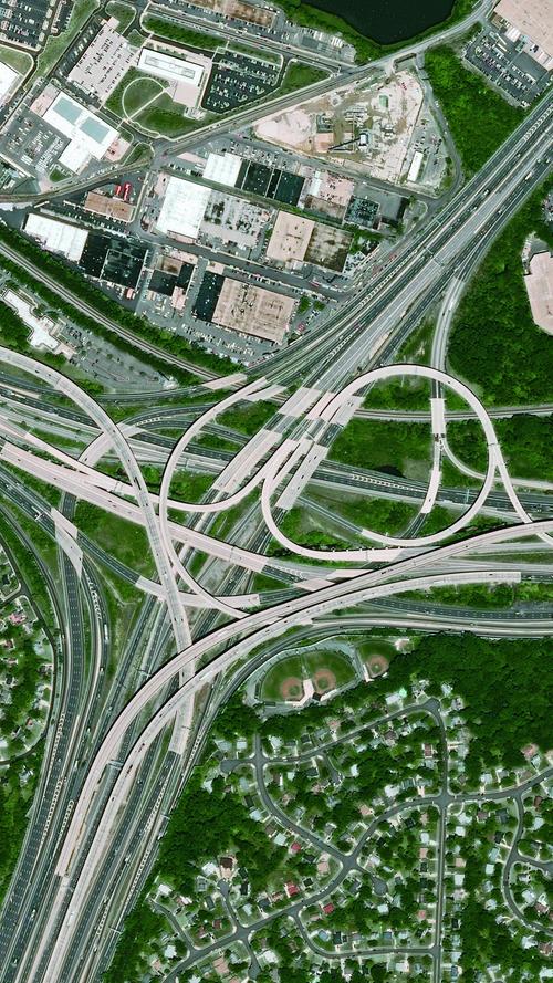 Verkehrsknoten der US-Stadt Springfield. Verkehr treibt den Klimawandel an, Straßen fressen Grünflächen.
 
