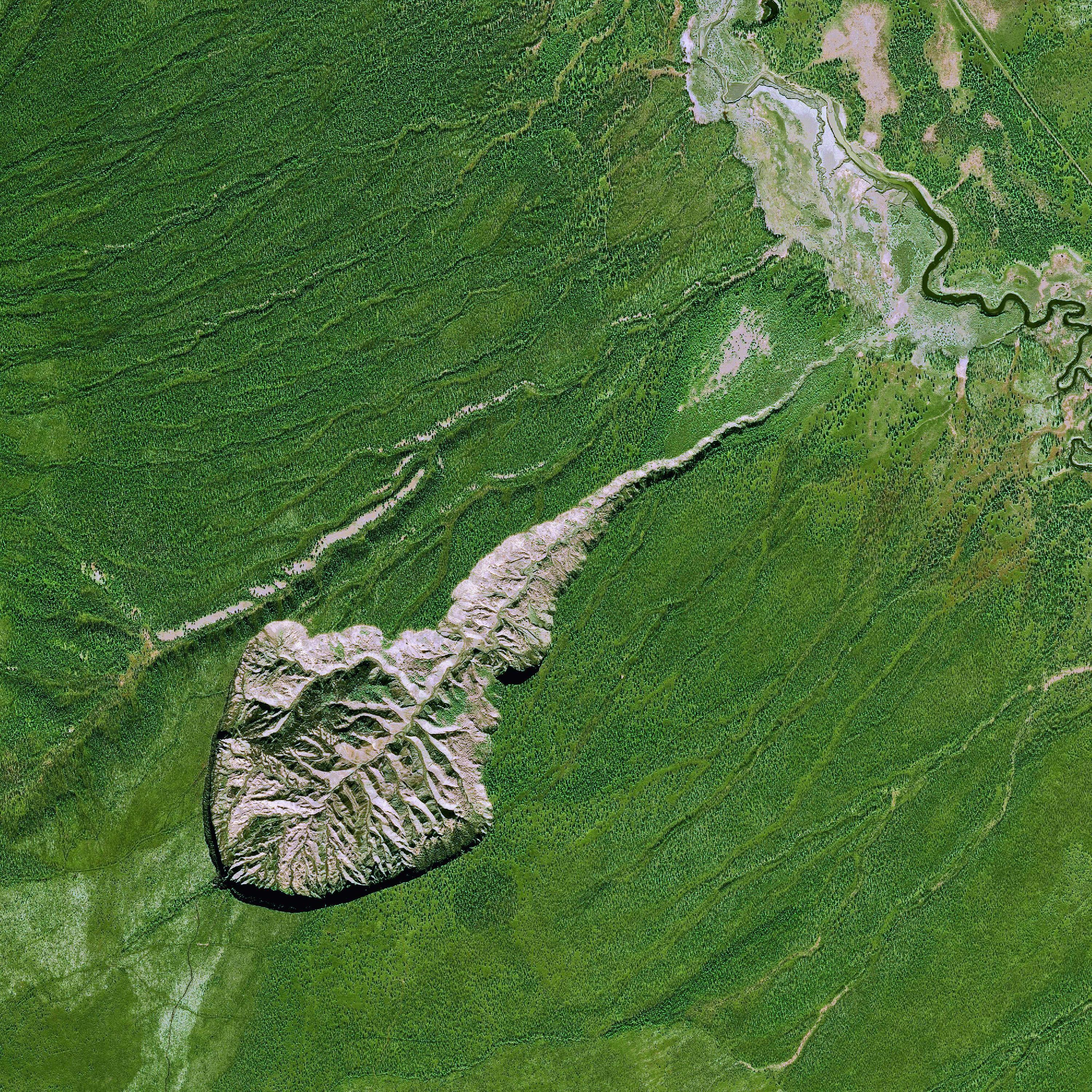 Der Batagaika-Krater in Sibirien ist mit einem Kilometer Breite und 100 Metern Tiefe der größte Permafrostkrater der Erde. Straßenbauarbeiten verletzten die Vegetationsschicht, der Boden taute auf und brach tief ein.  