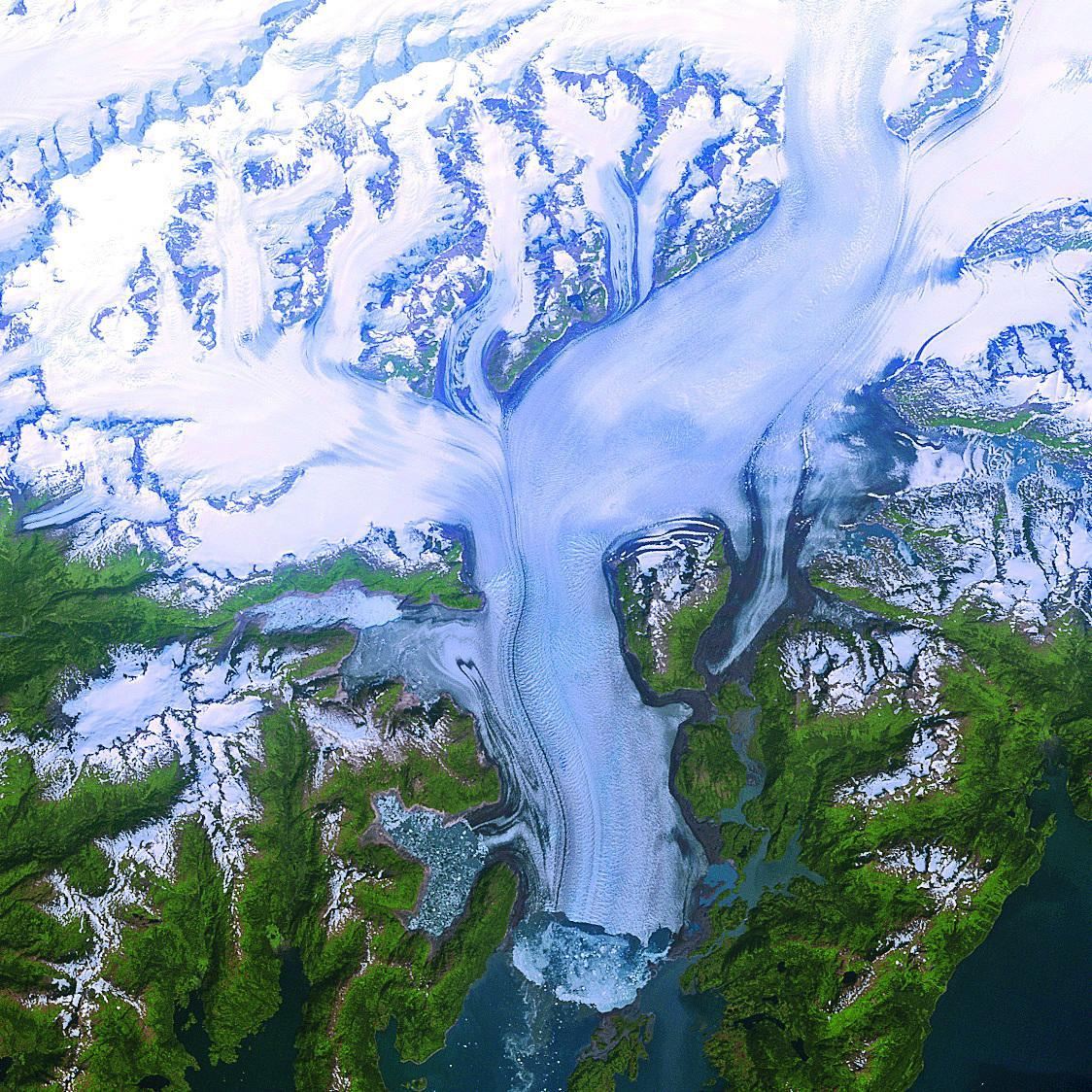 Die Abbruchkante des in den Prince-William-Sund mündenden Columbia-Gletschers in Alaska...