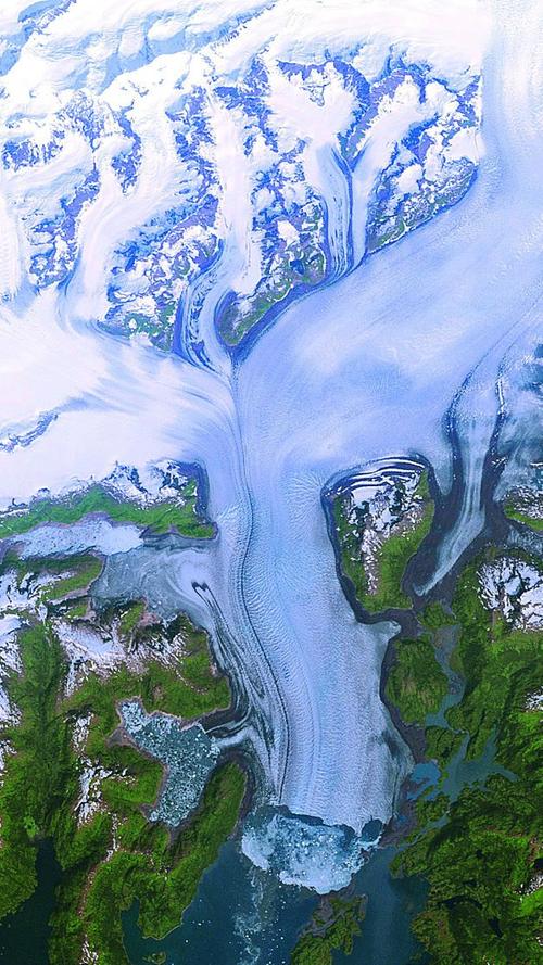 Die Abbruchkante des in den Prince-William-Sund mündenden Columbia-Gletschers in Alaska...