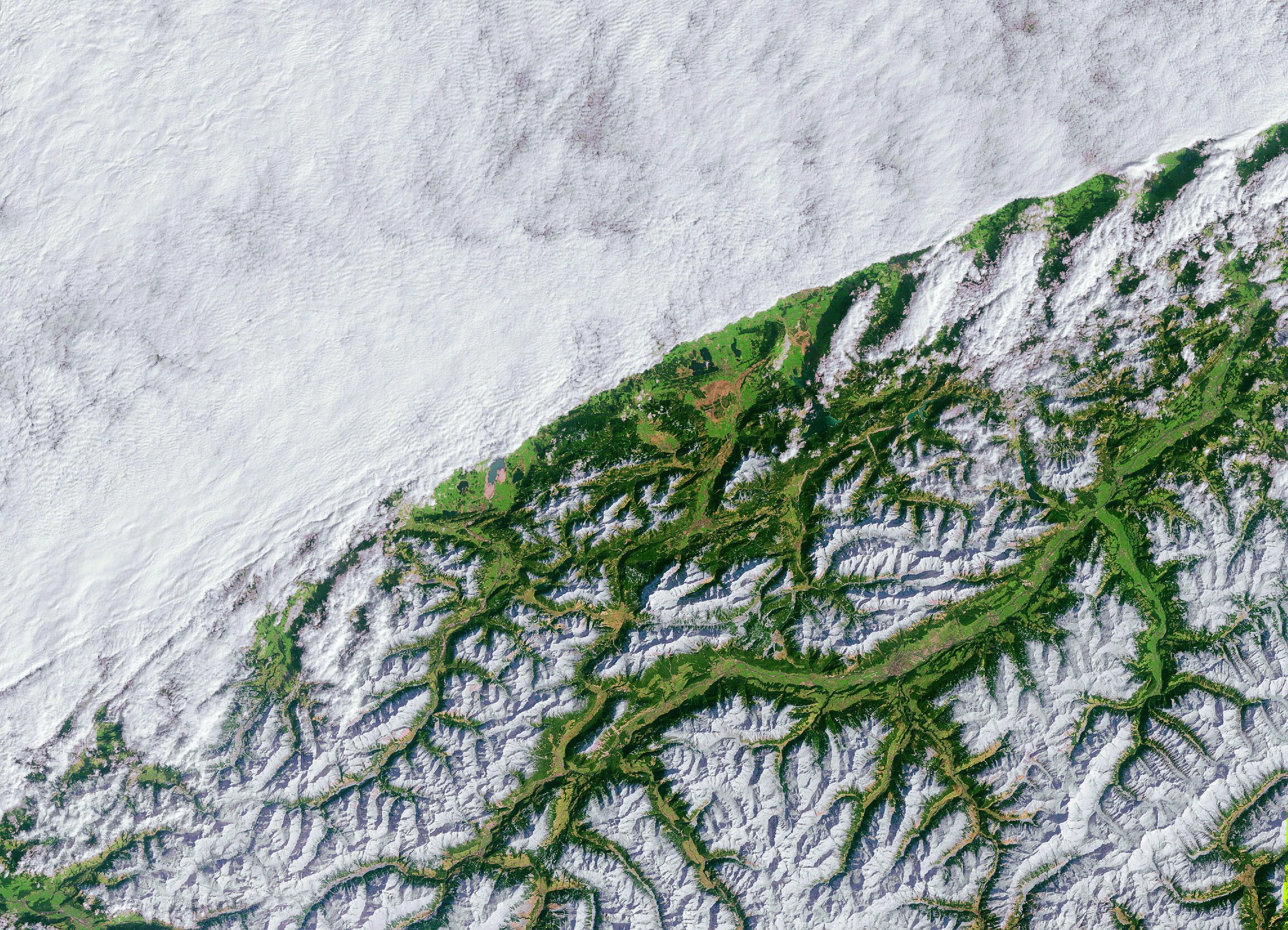 Die Alpen bilden für die von Nordwesten oder von Süden kommenden feuchten Luftmassen eine Barriere, an der es zu Regen- und Schneefall kommt. Obwohl die Alpen ein wasserreiches Gebiet bleiben, verschiebt sich durch den Klimawandel die jahreszeitliche Verteilung der Niederschläge. Die Sommer werden trockener und die Winter feuchter, zudem fällt auch in höheren Lagen weniger Niederschlag in Form von Schnee.