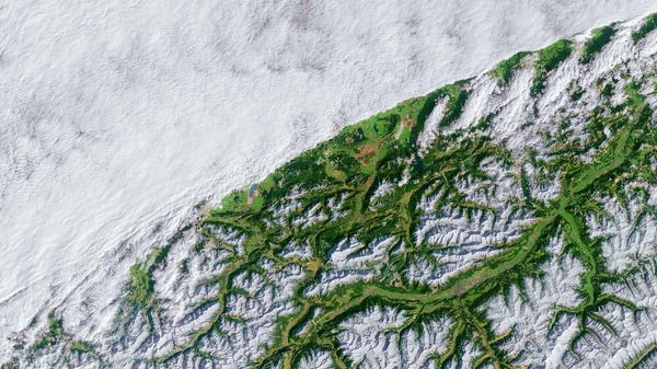 Die Alpen bilden für die von Nordwesten oder von Süden kommenden feuchten Luftmassen eine Barriere, an der es zu Regen- und Schneefall kommt. Obwohl die Alpen ein wasserreiches Gebiet bleiben, verschiebt sich durch den Klimawandel die jahreszeitliche Verteilung der Niederschläge. Die Sommer werden trockener und die Winter feuchter, zudem fällt auch in höheren Lagen weniger Niederschlag in Form von Schnee.