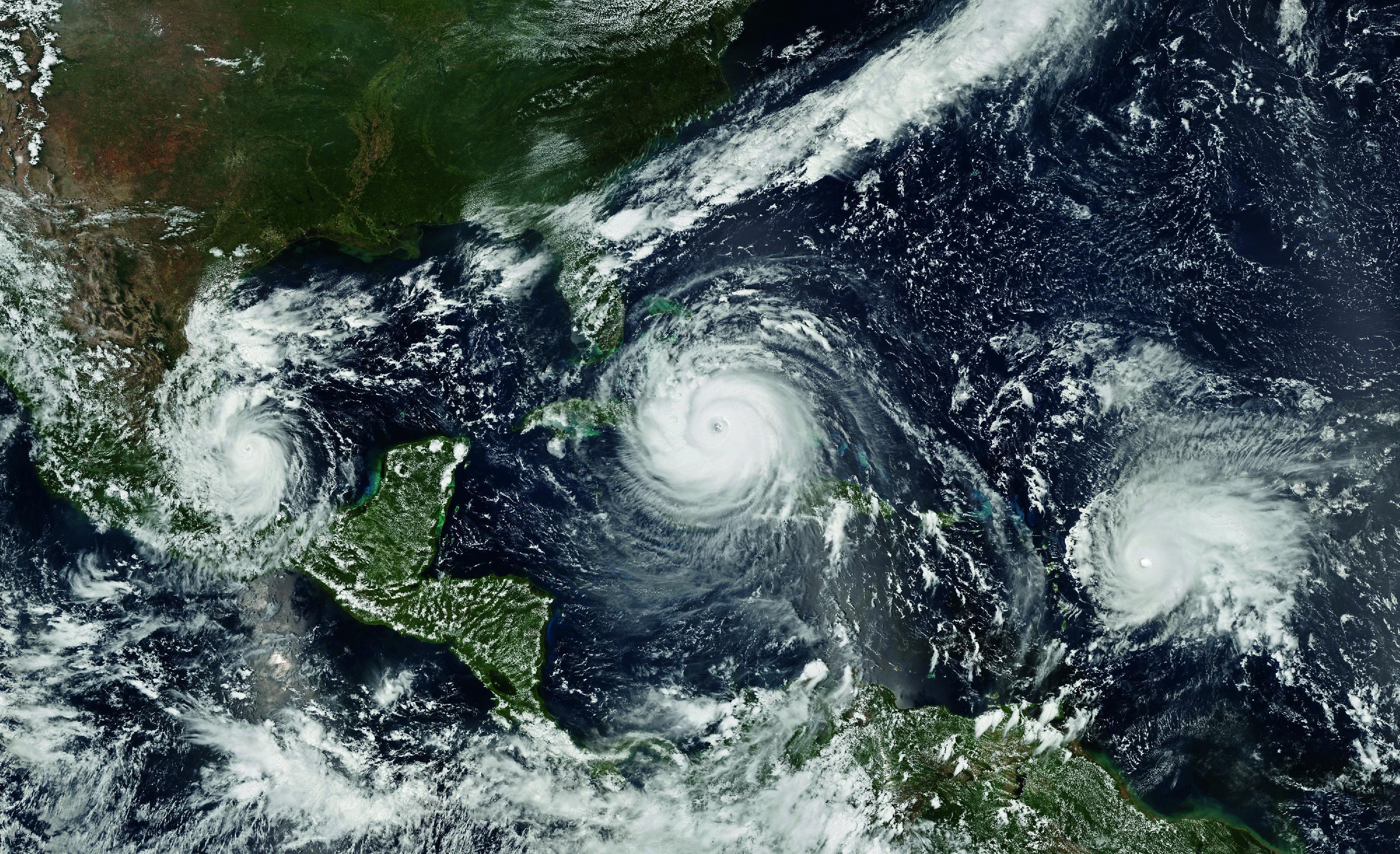 Das Jahr 2017 zeichnete sich durch eine besonders große Dichte von Hurrikanen aus. Anfang September befanden sich mit Katia, Irma und Jose gleich drei große Wirbelstürme auf dem Weg nach Westen. Irma, in der Mitte der Aufnahme zu sehen, verblieb von allen bisherigen Hurrikanen am längsten in der höchsten Stufe 5.