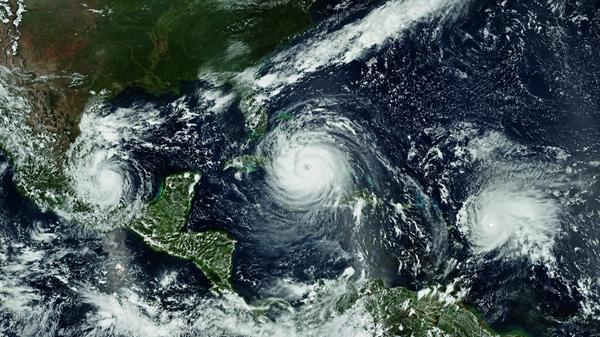 Das Jahr 2017 zeichnete sich durch eine besonders große Dichte von Hurrikanen aus. Anfang September befanden sich mit Katia, Irma und Jose gleich drei große Wirbelstürme auf dem Weg nach Westen. Irma, in der Mitte der Aufnahme zu sehen, verblieb von allen bisherigen Hurrikanen am längsten in der höchsten Stufe 5.