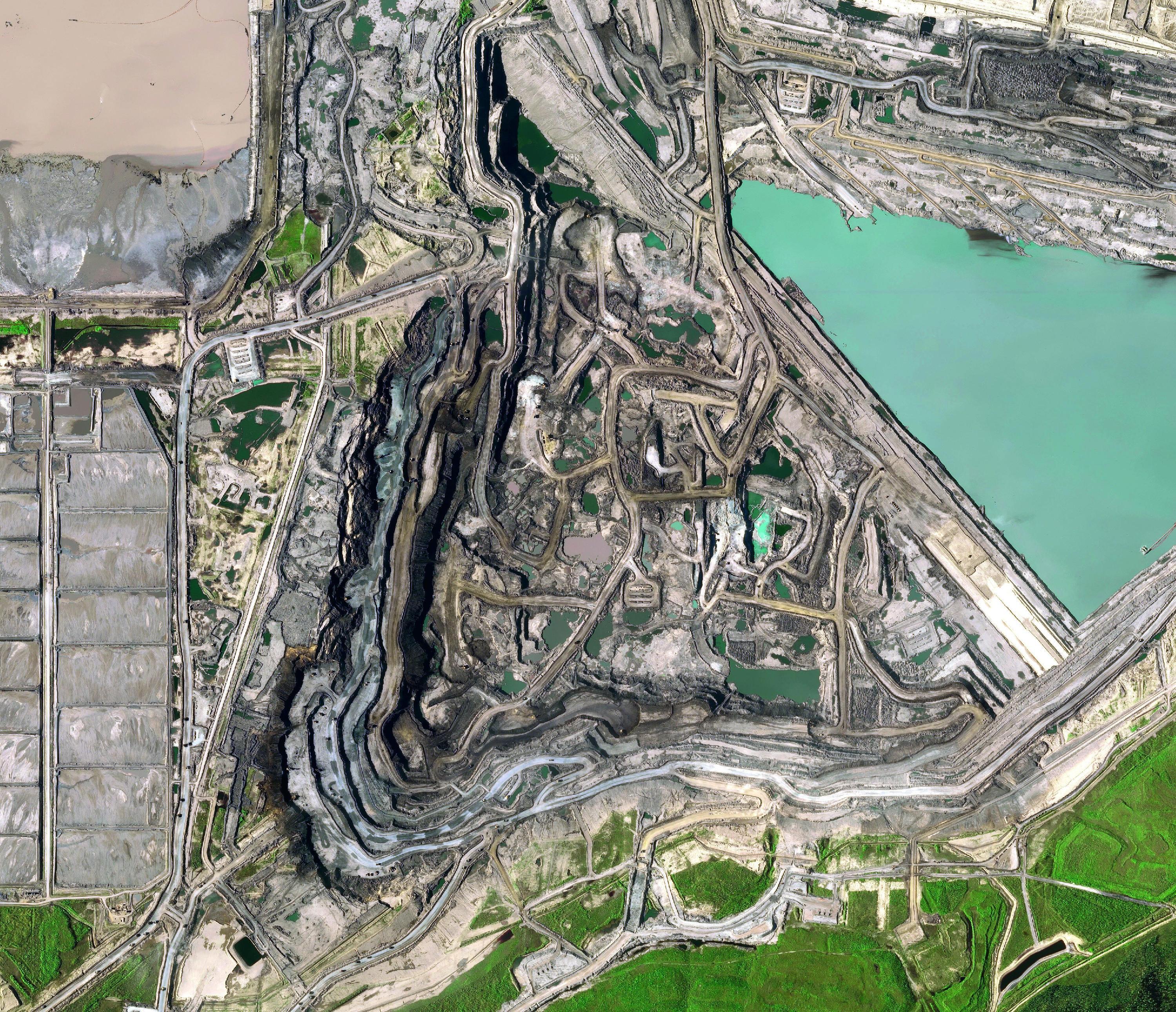 Die Ölsande um Fort McMurray im kanadischen Alberta werden seit der Ölkrisen der 1970er-Jahre verstärkt abgebaut, weil durch die höheren Ölpreise auch diese energieaufwendige Fördermethode wirtschaftlich ist. Mit diesen Vorkommen besitzt Kanada die weltweit drittgrößten Ölreserven.
