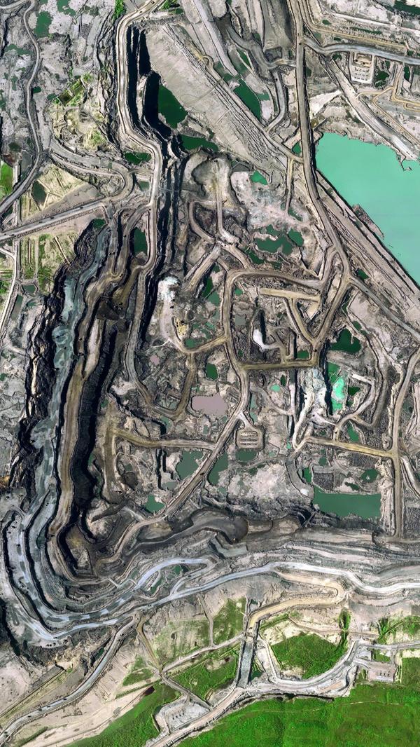 Die Ölsande um Fort McMurray im kanadischen Alberta werden seit der Ölkrisen der 1970er-Jahre verstärkt abgebaut, weil durch die höheren Ölpreise auch diese energieaufwendige Fördermethode wirtschaftlich ist. Mit diesen Vorkommen besitzt Kanada die weltweit drittgrößten Ölreserven.