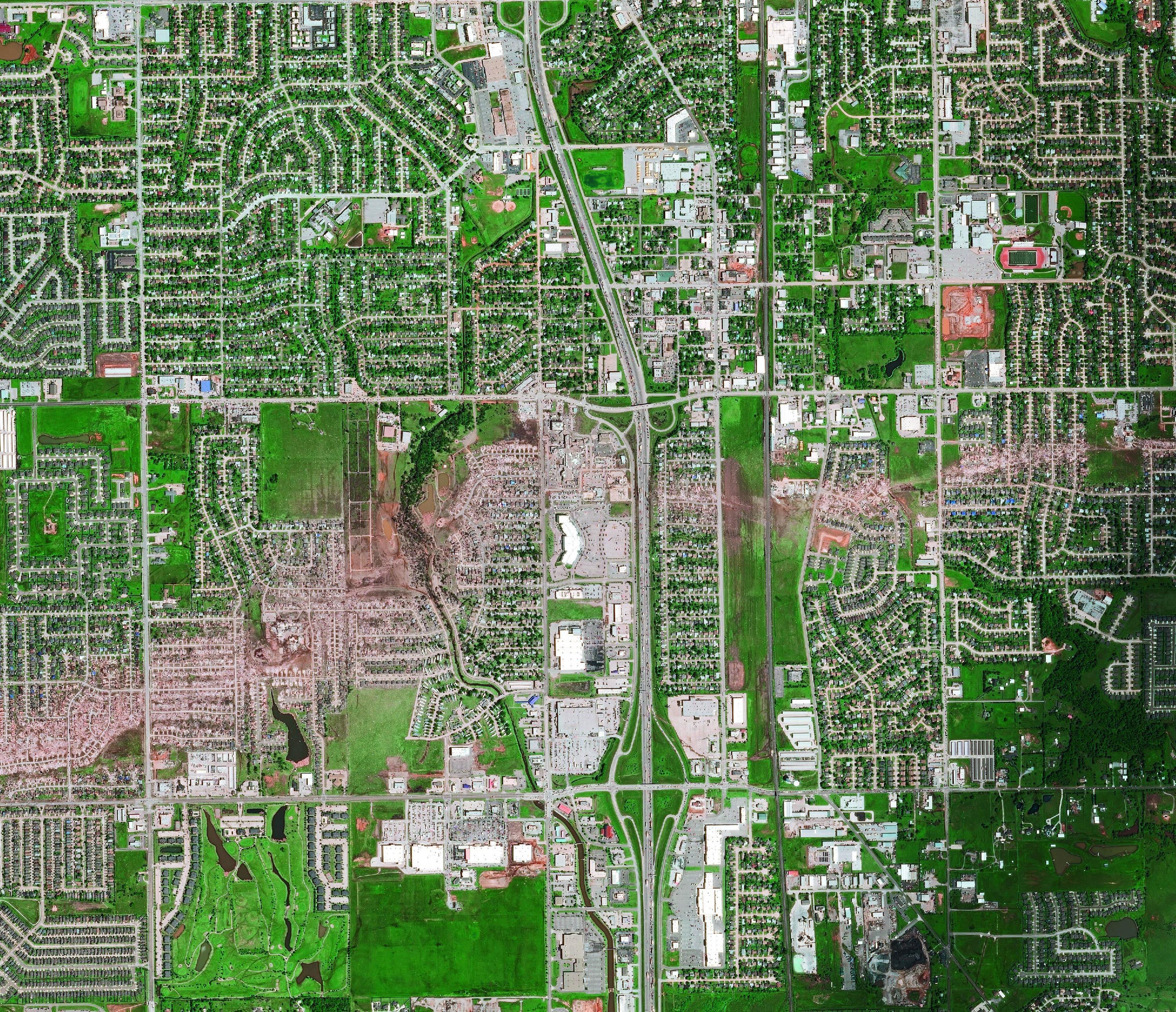 Am 20. Mai 2013 zog der Moore-Tornado eine Spur der Verwüstung durch Oklahoma. Auf einem 27 Kilometer langen und bis zu drei Kilometer breiten Pfad durchquerte der Wirbelsturm Wohngebiete und zerstörte dabei etwa 12.000 Häuser.