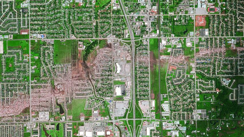 Am 20. Mai 2013 zog der Moore-Tornado eine Spur der Verwüstung durch Oklahoma. Auf einem 27 Kilometer langen und bis zu drei Kilometer breiten Pfad durchquerte der Wirbelsturm Wohngebiete und zerstörte dabei etwa 12.000 Häuser.

