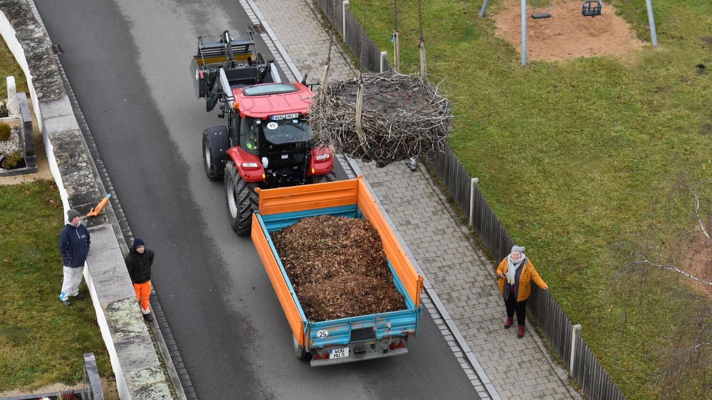 Die Störche auf dem Dach der St.-Jakobus-Kirche in Muhr am See haben eine neue Nisthilfe bekommen. Das alte Nest von oben.