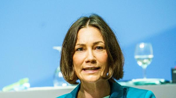Die rheinland-pfälzische grüne Klimaministerin Anne Spiegel wurde Familienministerin - ein Amt, das sie zuvor auf Landesebene ebenfalls schon inne hatte, zudem war sie Umweltministerin. Am 11. April 2022 kündigte sie nach rund vier Monaten ihren Rücktritt an. Ihr Umgang mit der Flutkatastrophe in Rheinland-Pfalz im Sommer 2021 - Spiegel war kurz nach dem Hochwasser mit ihrer Familie in einen vierwöchigen Urlaub nach Frankreich gefahren - rief viel Kritik hervor; am Ende wurde der öffentliche Druck zu groß. Die Nachfolge wird Parteikollegin Lisa Paus antreten. (Nächstes Bild)