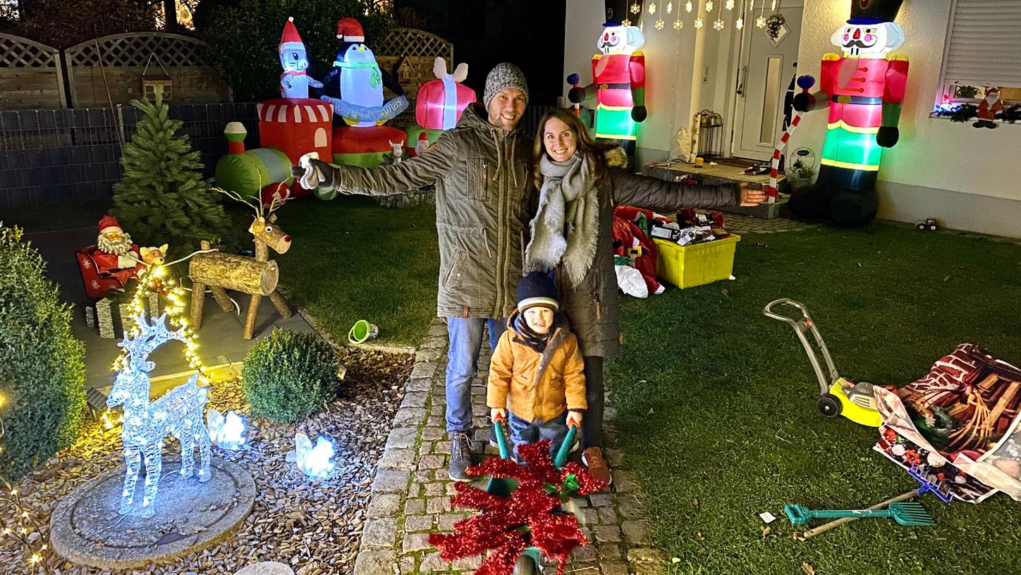 Schon seit kurz nach Halloween wird der Garten der Mulzers auf Weihnachten getrimmt. Ab dem 1. Advent geht es dann im Haus weiter - eine Aufgabe, die vorwiegend Kathrin Mulzer obliegt.
Schon seit kurz nach Halloween wird der Garten der Mulzers auf Weihnachten getrimmt. Ab dem 1. Advent geht es dann im Haus weiter - eine Aufgabe, die vorwiegend Kathrin Mulzer obliegt.