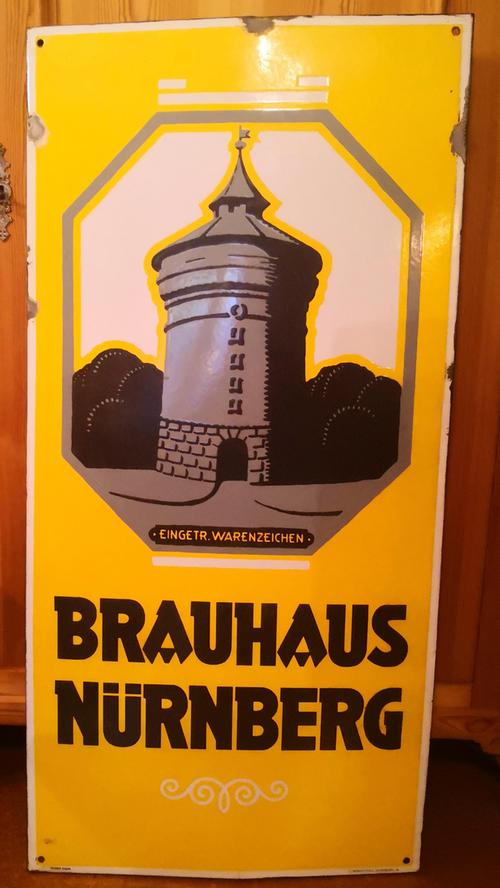 Ein Werbeschild von Brauhaus Nürnberg aus der Sammlung Walter Geißler.