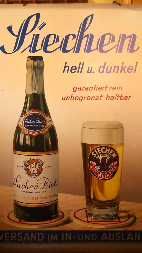 Ein Werbeschild für Nürnberger Siechen Bier aus der Sammlung Walter Geißler.