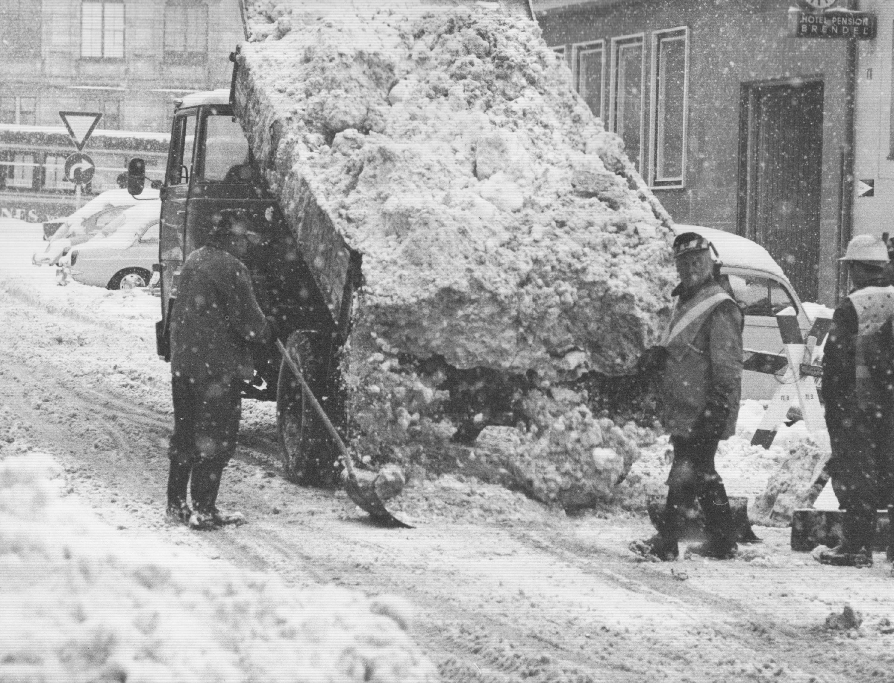So sehr versank Nürnberg Anfang 1969 im Schnee, dass die Schneewälle am Rand der Hauptstraßen schließlich abtransportiert werden mussten. Die Schneemassen wurden, wie hier zu sehen, in Gullys gekippt.