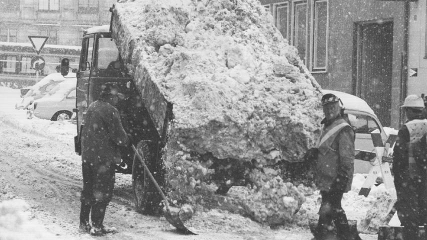 So sehr versank Nürnberg Anfang 1969 im Schnee, dass die Schneewälle am Rand der Hauptstraßen schließlich abtransportiert werden mussten. Die Schneemassen wurden, wie hier zu sehen, in Gullys gekippt.