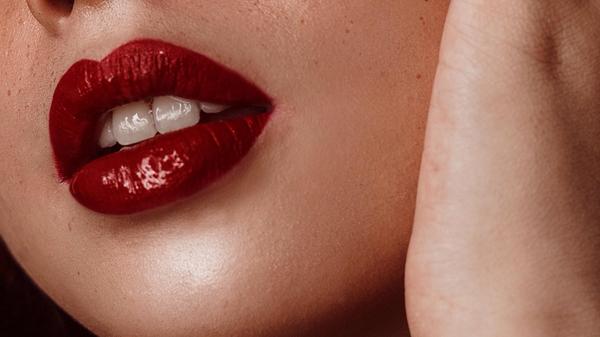 Zwischen 1977-1992 legte "Schwan Cosmetics" mit zahlreichen Produktneuheiten die Grundlage für die modernen Kosmetikstifte: Die ersten Drehmechaniken - also Kosmetikstifte, die nicht mehr gespitzt werden müssen -, eine neue Generation spitzbarer Stifte sowie der flüssige Eyeliner begannen ihre Erfolgsgeschichte im Hause Schwan-Stabilo und sind auch heute in vielen Kosmetiktaschen zu finden. "Schwan Cosmetics" beliefert als Private-Label-Produzent alle namhaften Kosmetikmarken weltweit.