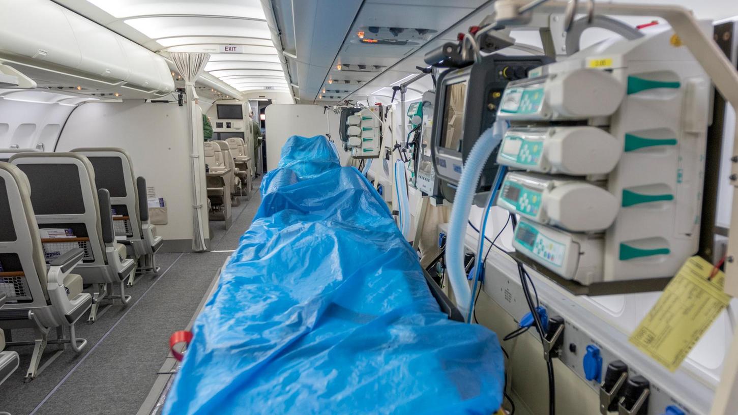 Die von der Luftwaffe zur Verfügung gestellte Aufnahme zeigt das für einen Hilfseinsatz zur Verlegung von Intensivpatienten in der Corona-Pandemie umgerüstete Innere eines Überwachungsflugzeug A319OH