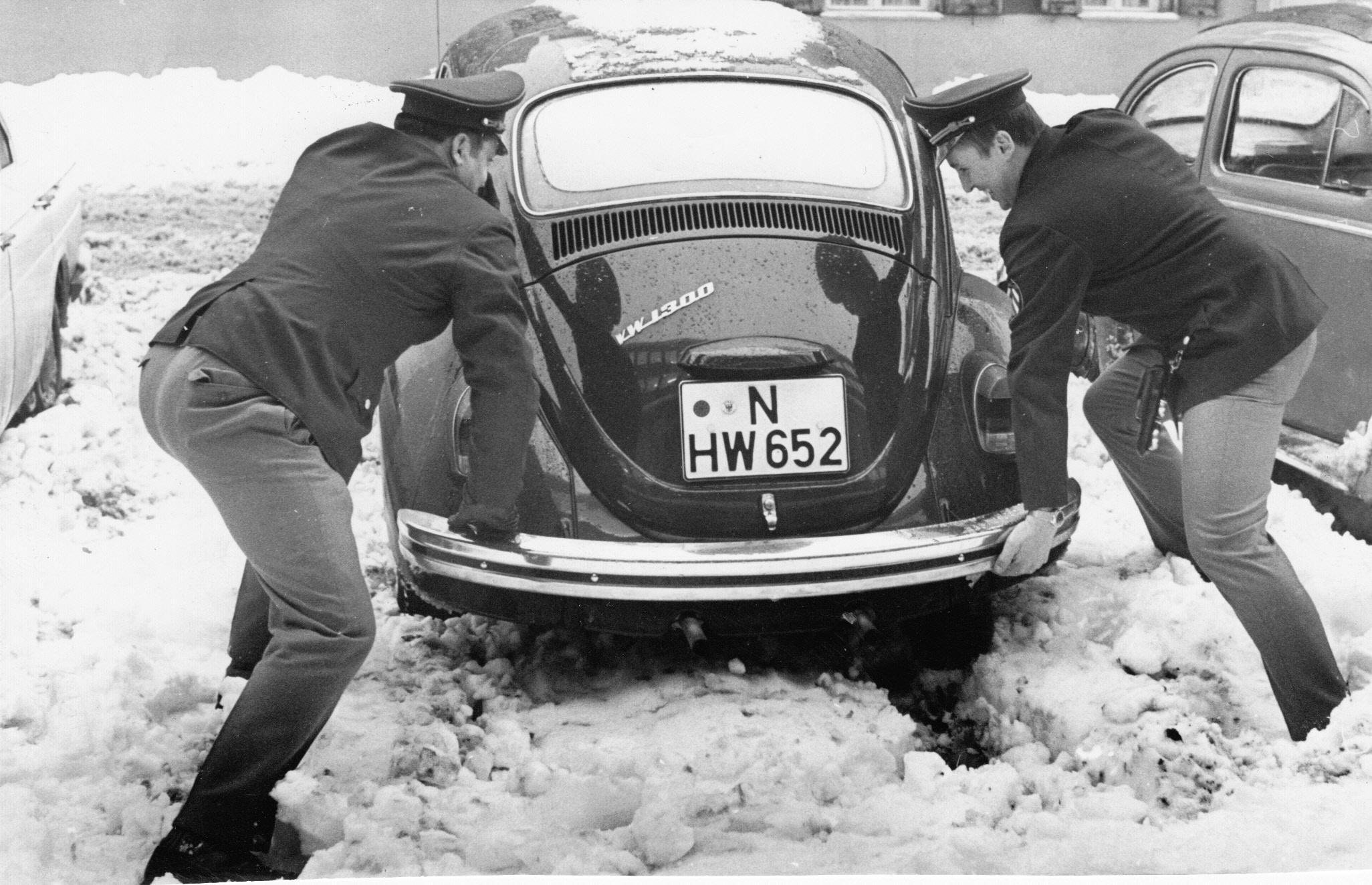 Die Polizei war schon immer dein Freund und Helfer. Zumindest an diesem historischen Wintermorgen in Nürnberg. Am 3. Januar 1969 war die Schneedecke in Nürnberg 26 Zentimeter hoch. So hoch wie sonst nur noch einmal seit Aufzeichnungsbeginn der Wetterstation am Nürnberger Flughafen. Nur am 10. Dezember 2010 schneite es in der Stadt noch einmal so heftig.