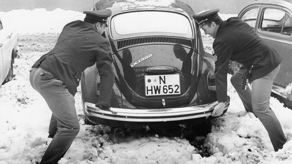 Die Polizei war schon immer dein Freund und Helfer. Zumindest an diesem historischen Wintermorgen in Nürnberg. Am 3. Januar 1969 war die Schneedecke in Nürnberg 26 Zentimeter hoch. So hoch wie sonst nur noch einmal seit Aufzeichnungsbeginn der Wetterstation am Nürnberger Flughafen. Nur am 10. Dezember 2010 schneite es in der Stadt noch einmal so heftig.