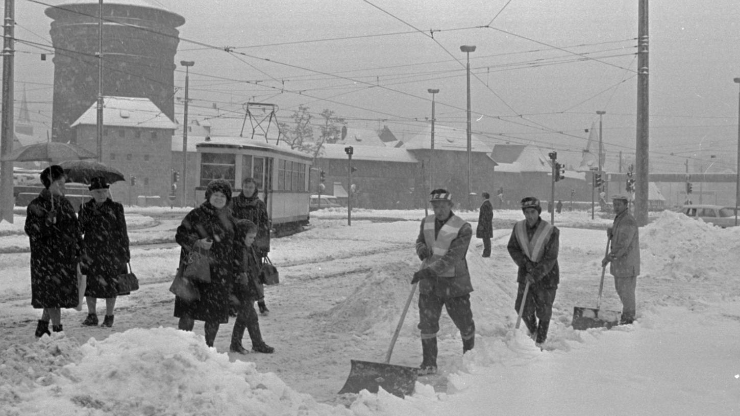 Ein Foto vom 03.01.1969 aus Nürnberg. Die Männer schippten 35 Zentimeter hohen Schnee.