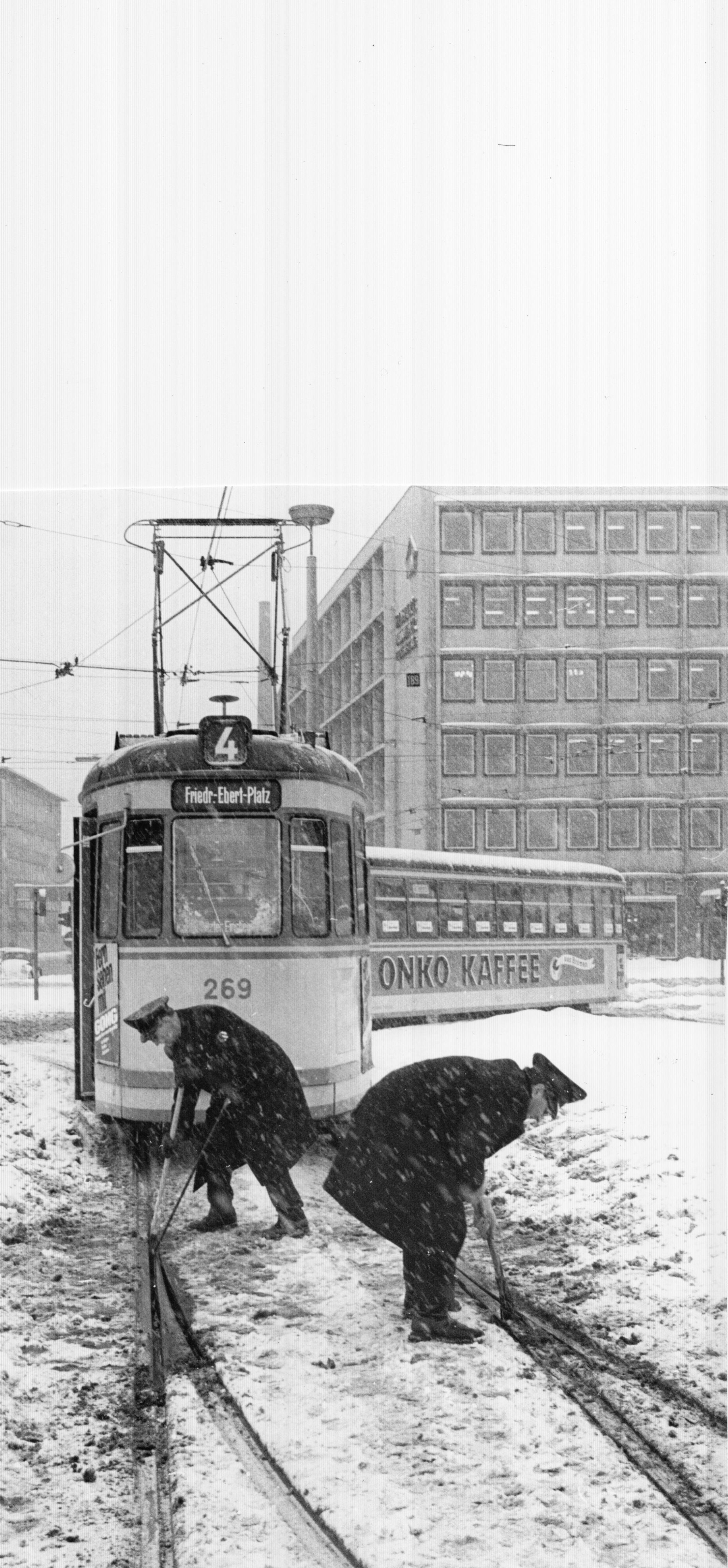 So heftig waren die Schneefälle, dass auch der Straßenbahnverkehr lahmgelegt war. Doch Arbeiter der VAG konnten die Weichen befreien und für freie Bahn sorgen. Im Jahr 2010 sorgten die Schneefälle für ungleich mehr Ärger. Damals kam der Schienenverkehr für viele Stunden komplett zum Erliegen.
