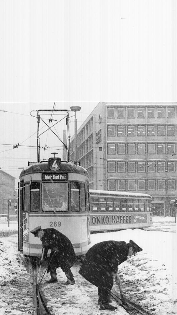 So heftig waren die Schneefälle, dass auch der Straßenbahnverkehr lahmgelegt war. Doch Arbeiter der VAG konnten die Weichen befreien und für freie Bahn sorgen. Im Jahr 2010 sorgten die Schneefälle für ungleich mehr Ärger. Damals kam der Schienenverkehr für viele Stunden komplett zum Erliegen.