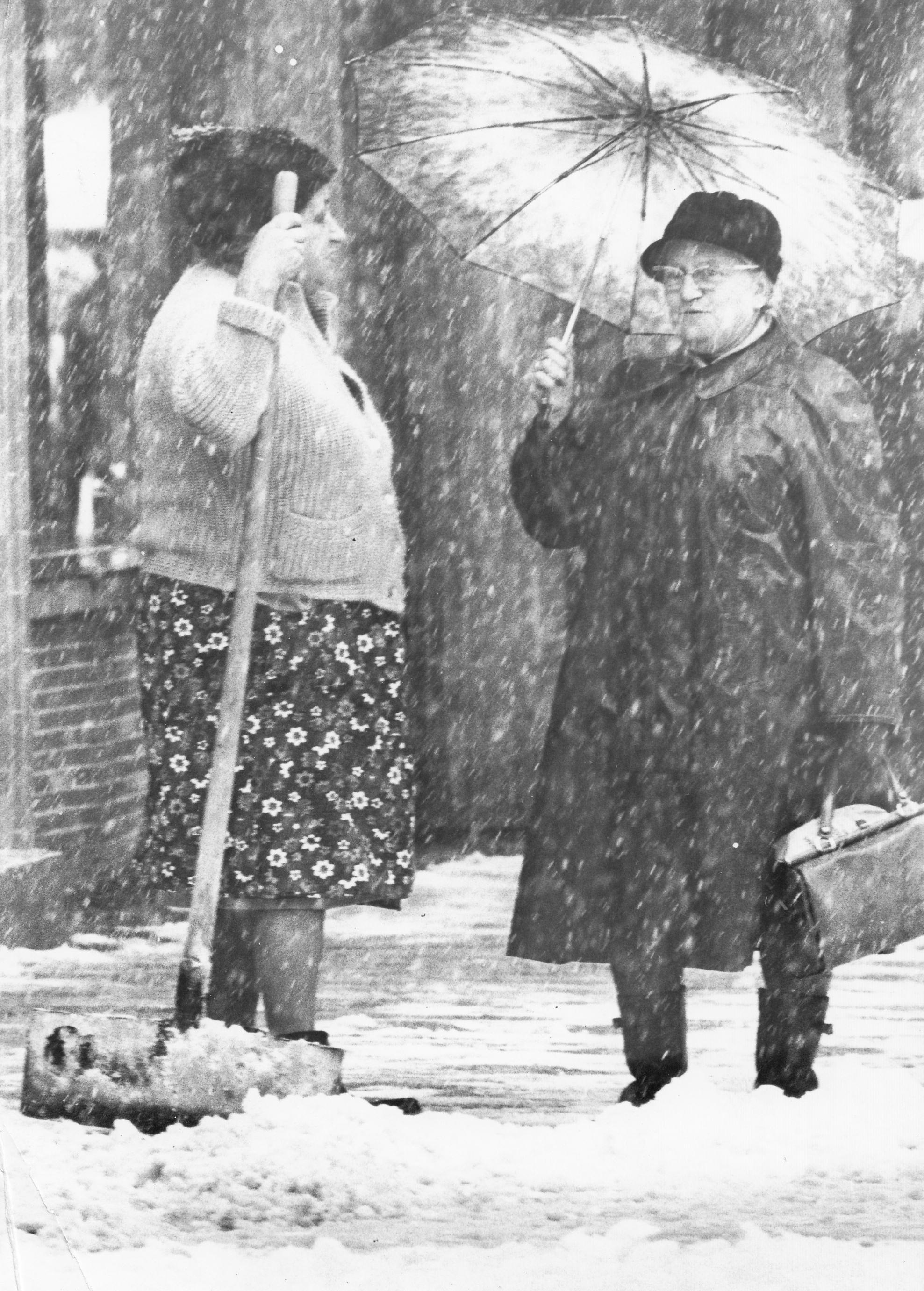 Für einen kurzen Tratsch musste aber natürlich auch beim Schneeschippen Zeit sein. Schließlich war dieser Tag historisch. Und übers Wetter ratscht man ja ohnehin immer gerne.