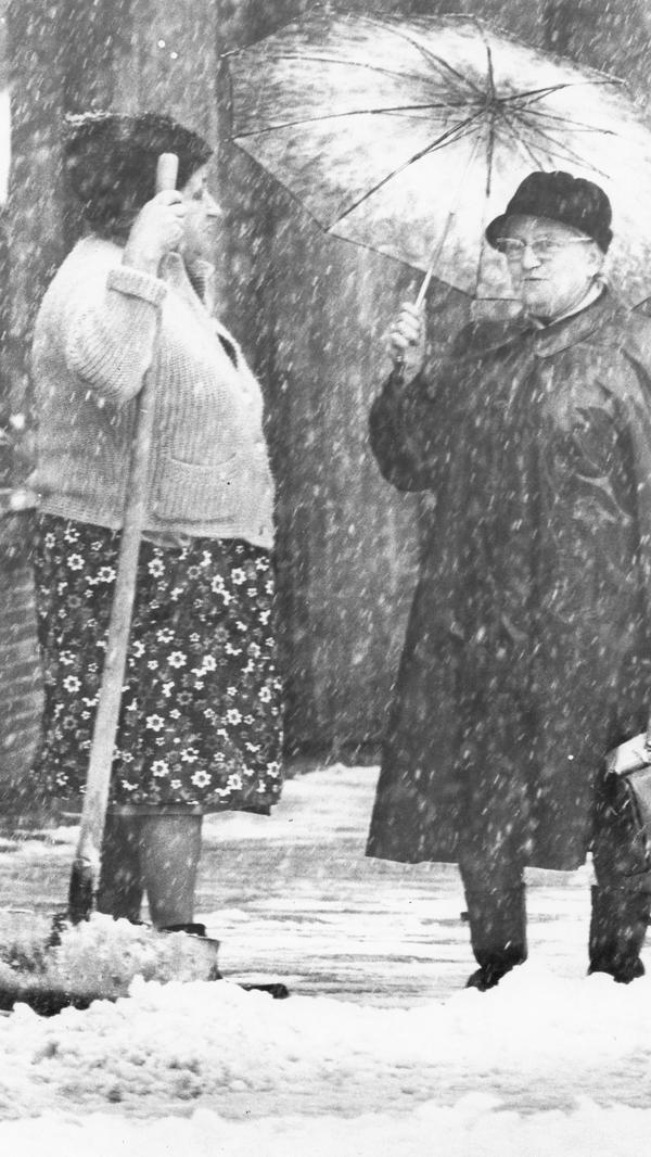 Für einen kurzen Tratsch musste aber natürlich auch beim Schneeschippen Zeit sein. Schließlich war dieser Tag historisch. Und übers Wetter ratscht man ja ohnehin immer gerne.