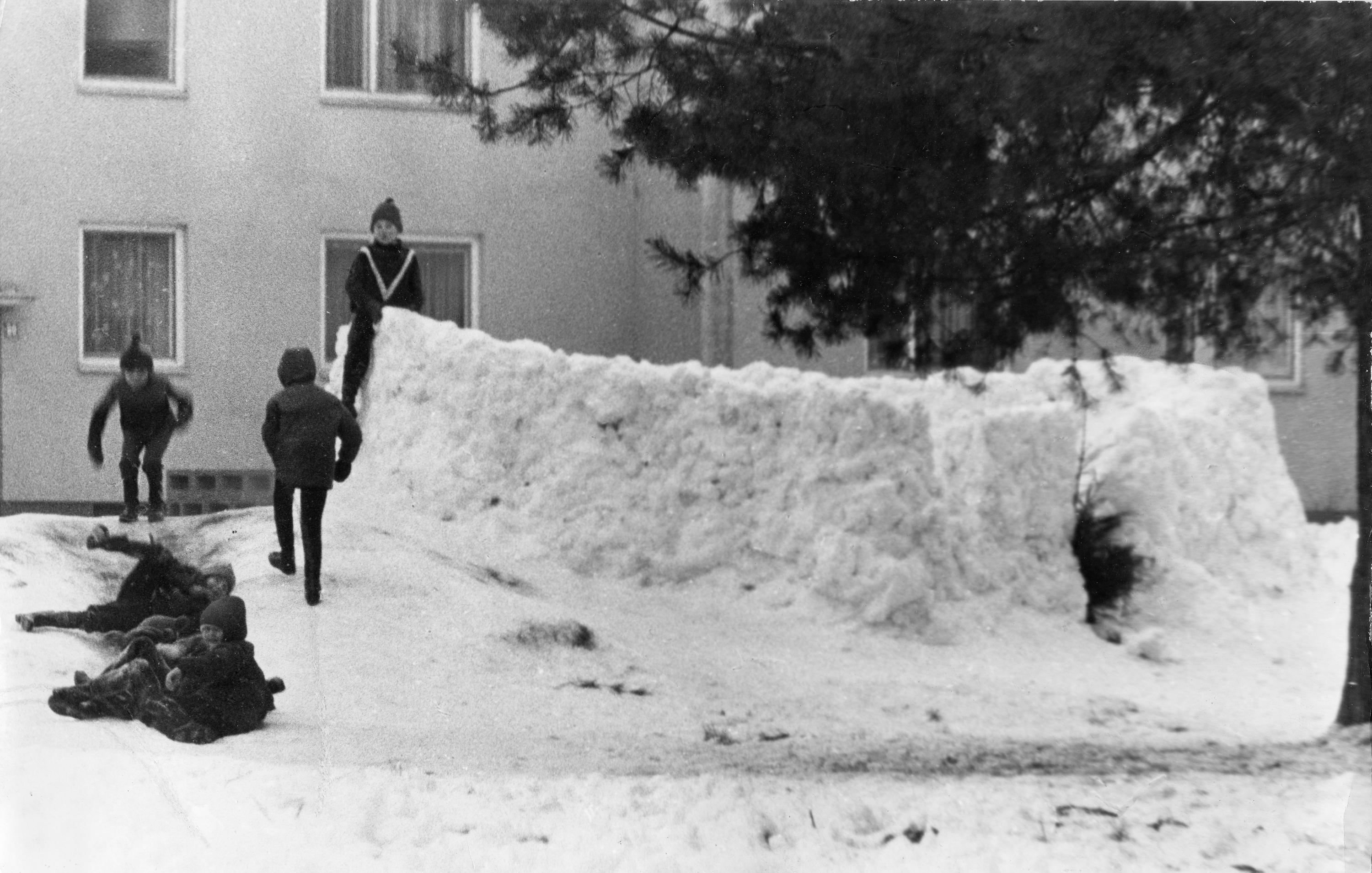 Für die Kinder waren die Schneefälle damals natürlich ein großes Fest. Manche bauten sich regelrechte Festungen, wie auf diesem Bild zu sehen ist, das einige Tage nach dem heftigen Wintereinbruch entstanden ist.