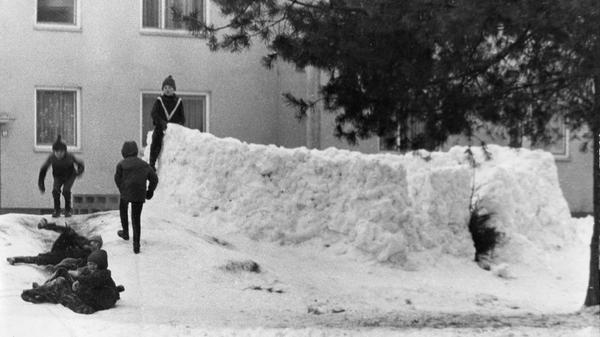 Für die Kinder waren die Schneefälle damals natürlich ein großes Fest. Manche bauten sich regelrechte Festungen, wie auf diesem Bild zu sehen ist, das einige Tage nach dem heftigen Wintereinbruch entstanden ist.