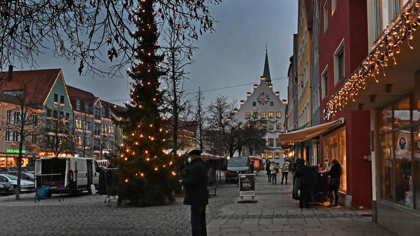 Ressort: Lokales - Neumarkt

Datum: 25.11.2021

Foto:  Fritz-Wolfgang Etzold

 Weihnachtsbeleuchtung mit Christbaum vor Rathaus Neumarkt - Marktstraße
Pauschale




