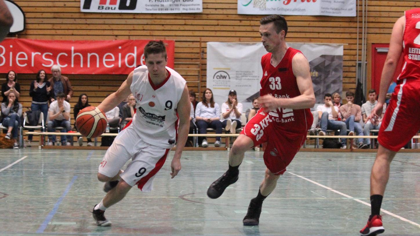 Ein Bild vom März 2019: Damals agierte Emanuel Richter (rechts) noch als Spieler der BG Leitershofen-Stadtbergen im Match bei den VfL-Baskets Treuchtlingen (links am Ball Claudio Huhn). Inzwischen fungiert Richter als Trainer und hat die Korbjäger aus dem Augsburger Raum an die Tabellenspitze der 1. Regio geführt. Das Gipfeltreffen mit dem VfL ist für diesen Samstag allerdings Corona-bedingt kurzfristig abgesagt worden.  