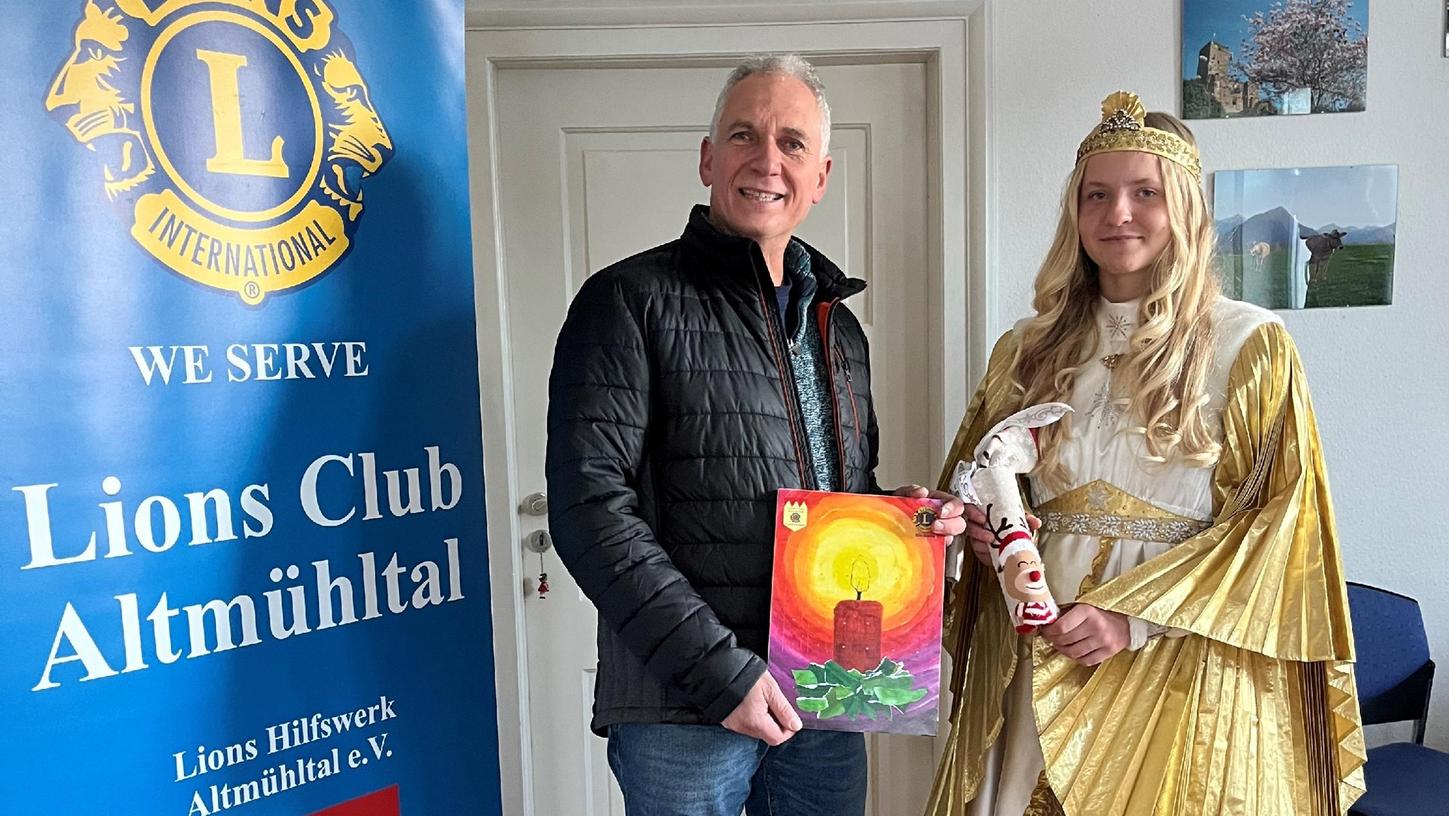 ie Gewinnnummern des Lions Club Adventskalenders wurden wie immer in den Redaktionsräumen des Treuchtlinger Kurier ausgelost. Insgesamt 150 Nummern zog das Treuchtlinger Christkind. ie Gewinnnummern des Lions Club Adventskalenders wurden wie immer in den Redaktionsräumen des Treuchtlinger Kurier ausgelost. Insgesamt 150 Nummern zog das Treuchtlinger Christkind.