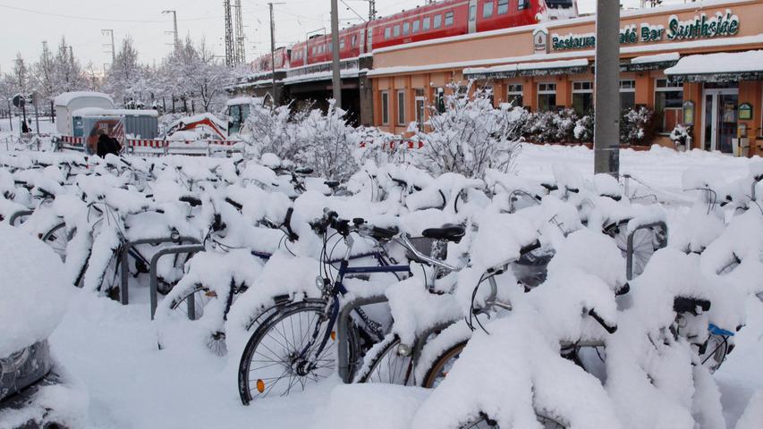 Auch die Fahrräder am Südausgang des Nürnberger Hauptbahnhofs versanken am Rekordtag 10. Dezember 2010 tief im Schnee.