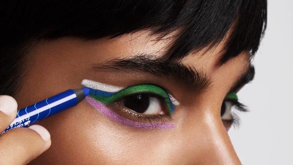 Bereits im Jahr 1927 entstand aus dem „Dermatograph“, den Chirurgen bei Operationen zum Hautmarkieren verwenden, der erste Augenbrauenstift. Die erste Lieferung von Augenbrauenstiften in die USA legte den Grundstein für das spätere Kosmetikgeschäft. Max Factor verhandelte damals persönlich mit den Schwanhäußers.