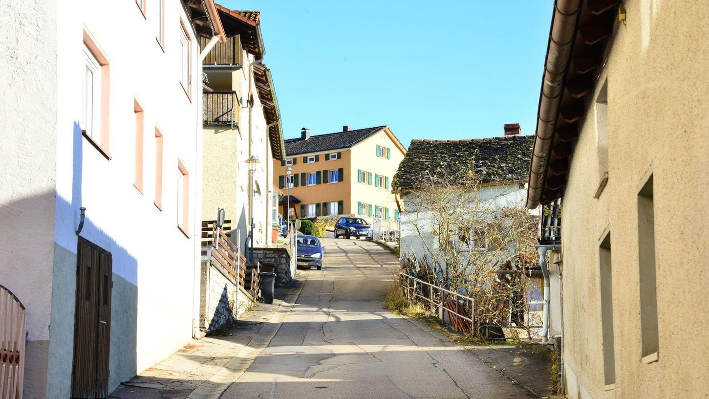 Die Straße am Gsteig, der Veitsberg und der obere Bereich des Glaubensberges sollen nebst Kanal und Wasserleitungen saniert werden. Die Kosten für das Projekt, für das die Gemeinde erhebliche Zuschüsse beantragen will, liegen bei rund 1,8 Millionen Euro Die Straße am Gsteig, der Veitsberg und der obere Bereich des Glaubensberges sollen nebst Kanal und Wasserleitungen saniert werden. Die Kosten für das Projekt, für das die Gemeinde erhebliche Zuschüsse beantragen will, liegen bei rund 1,8 Millionen Euro