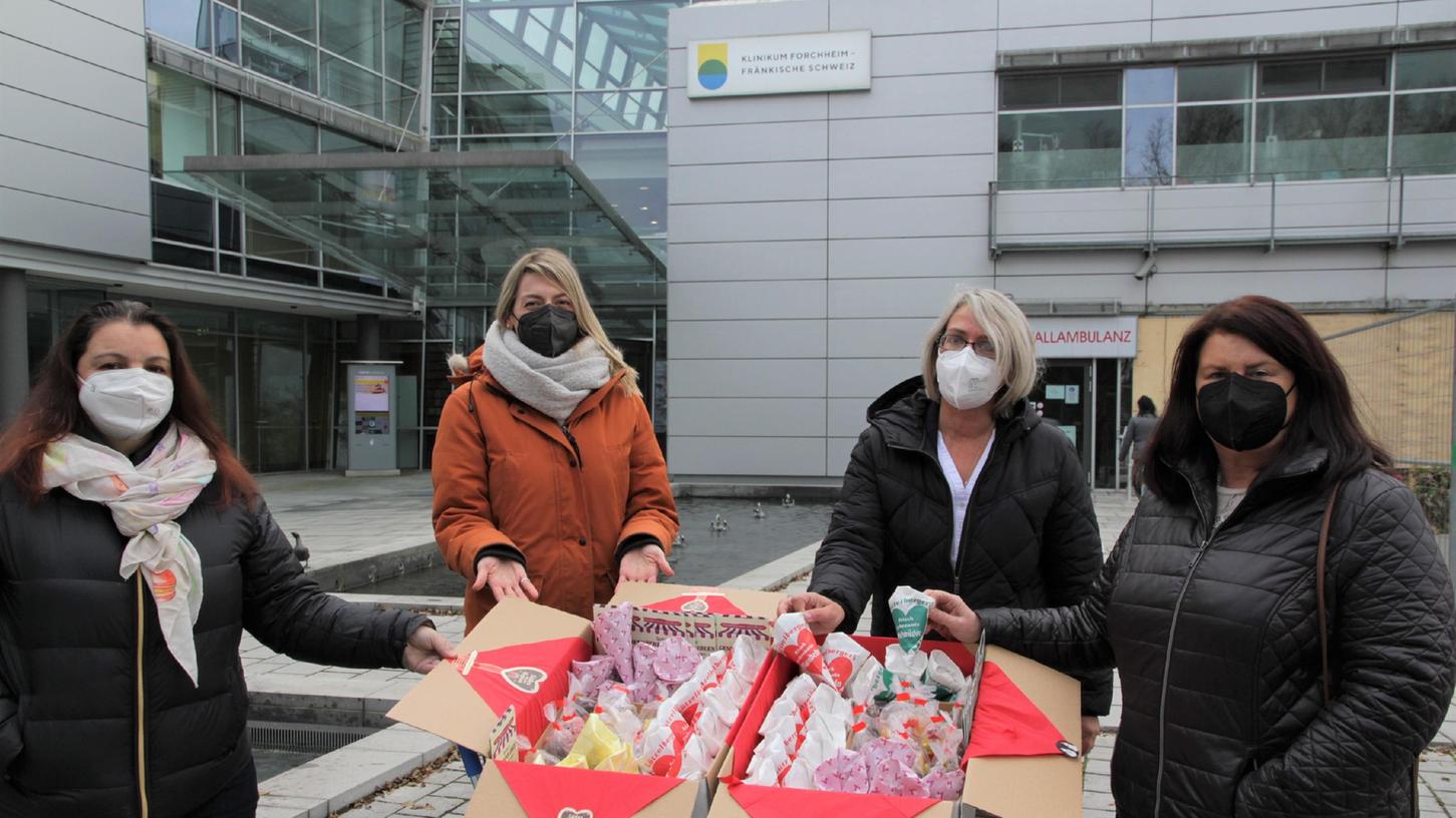 Die Frauenunion beschenkt Pflegekräfte des Forchheimer Krankenhauses und hilft damit den Weihnachtsmarkt-Schaustellern. 
