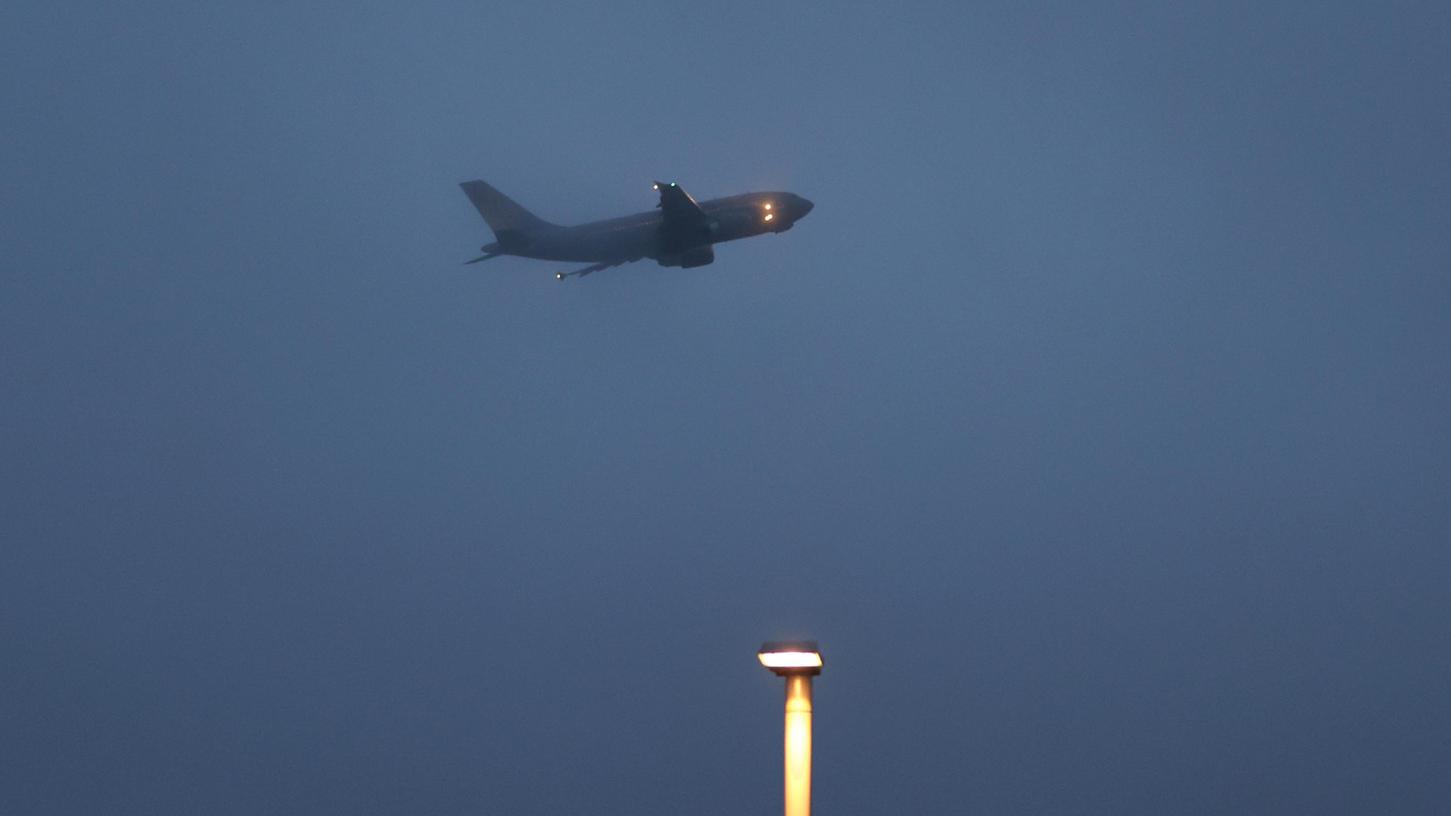 Memmingen: Ein Airbus der Luftwaffe, mit Covid-Intensivpatienten an Bord, startete am Freitagnachmittag über dem Allgäu-Airport in den Nebel Richtung Nordrhein-Westfalen.
