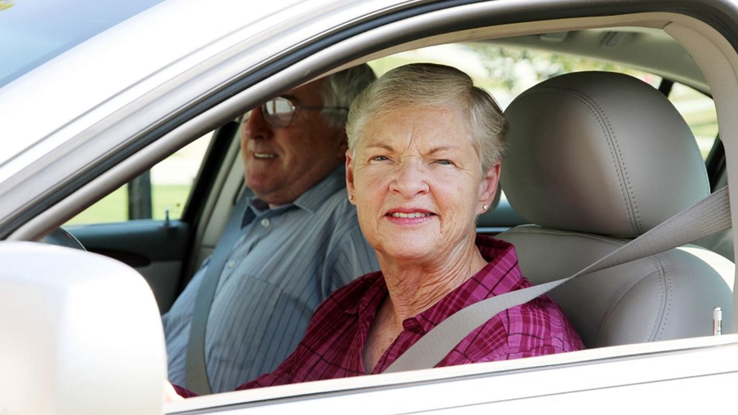 Wenn es um ihre Kfz-Versicherung geht, haben Senioren nicht immer etwas zu lachen.
