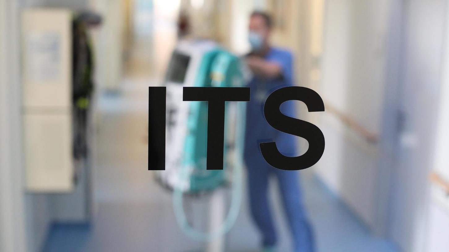 Die Lage auf den Intensivstationen bleibt angespannt. Auch am Klinikum Neumarkt: Dort sind am Sonntag 18 der 22 Intensivbetten belegt.
Die Lage auf den Intensivstationen bleibt angespannt. Auch am Klinikum Neumarkt: Dort sind am Sonntag 18 der 22 Intensivbetten belegt.