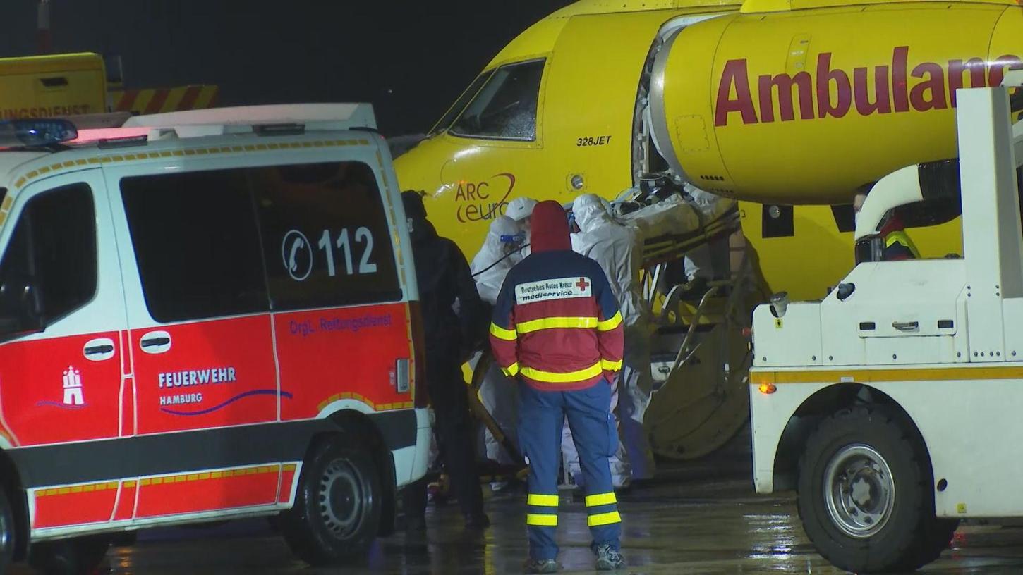 26.11.2021, Hamburg: Ein Patient wird auf einer Trage aus dem ADAC Flugzeug geladen. Seit dem Nachmittag ist die Luftwaffe an der Verlegung von Intensivpatienten beteiligt. Auch der ADAC ist in die Verlegungen mit eingebunden. Am späten Abend wurden zwei Patienten mit einer ADAC-Maschine von München nach Hamburg gebracht. Das Flugzeug, das intensivmedizinisch ausgestattet ist, landete um 22.38 Uhr auf dem Hamburger Flughafen. Foto: Steven Huchings/TNN/dpa +++ dpa-Bildfunk +++ 26.11.2021, Hamburg: Ein Patient wird auf einer Trage aus dem ADAC Flugzeug geladen. Seit dem Nachmittag ist die Luftwaffe an der Verlegung von Intensivpatienten beteiligt. Auch der ADAC ist in die Verlegungen mit eingebunden. Am späten Abend wurden zwei Patienten mit einer ADAC-Maschine von München nach Hamburg gebracht. Das Flugzeug, das intensivmedizinisch ausgestattet ist, landete um 22.38 Uhr auf dem Hamburger Flughafen. Foto: Steven Huchings/TNN/dpa +++ dpa-Bildfunk +++